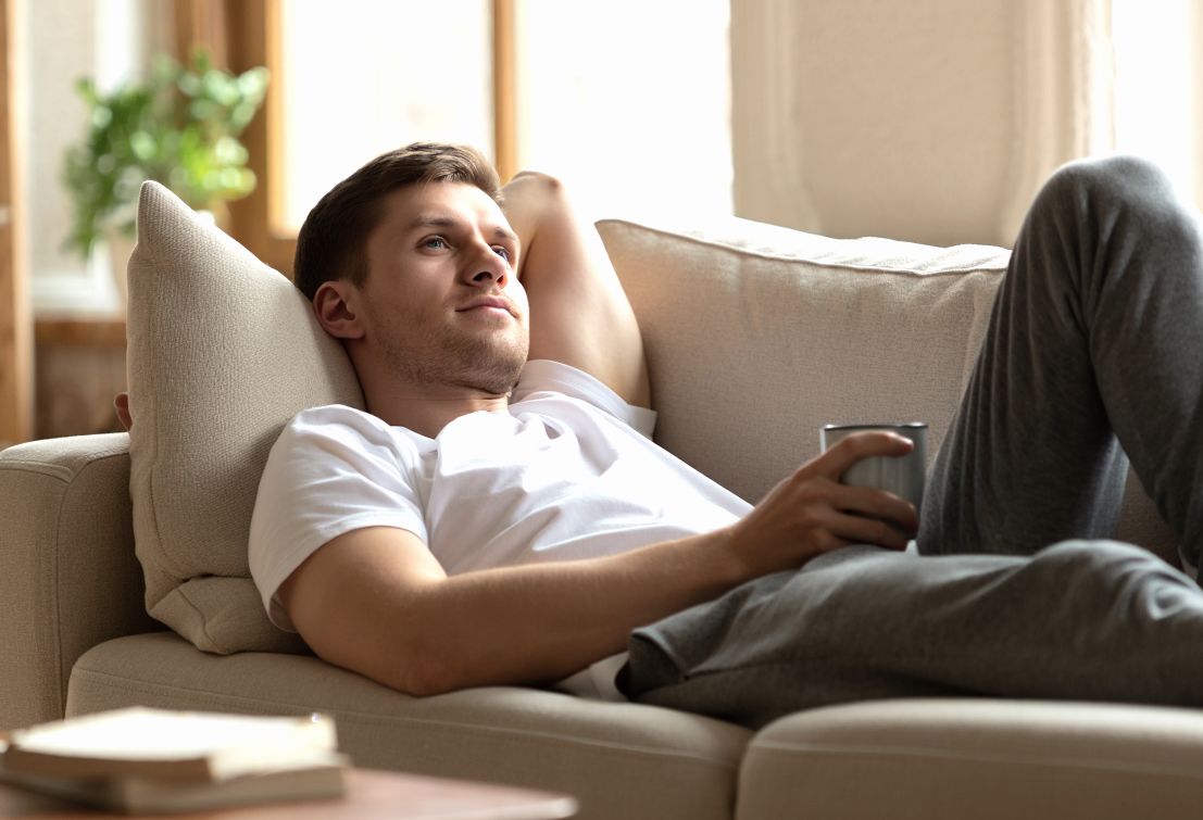 Мужчина лежит на диване